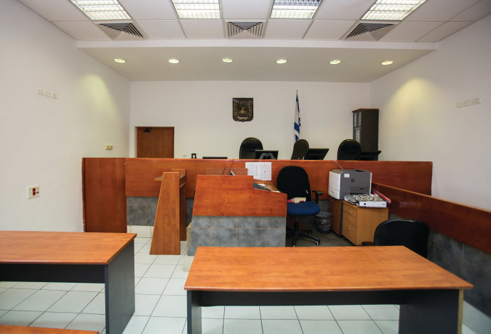 אולם בית משפט ריק (צילום:  יונתן זינדל, פלאש 90)