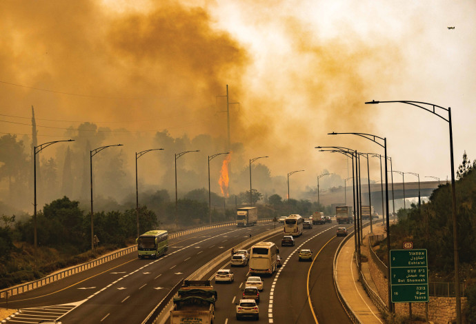 שריפה בסמוך לבית שמש (צילום:  חיים גולדברג, פלאש 90)