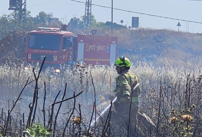 שריפה בשטח פתוח סמוך לרמלה (צילום:  כב"ה)