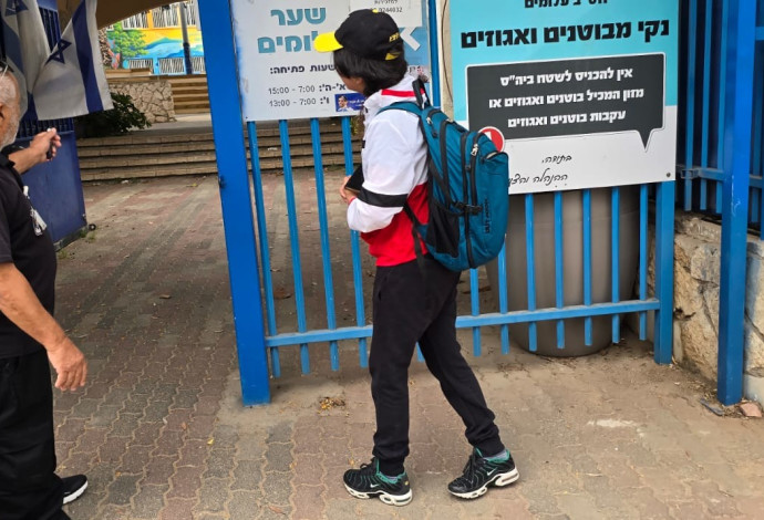 מורים ותלמידים מתחילים להגיע לבתי הספר (צילום:  אלון חכמון)