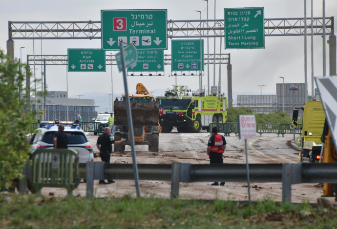נפילת הטיל בנתב"ג (צילום:  אבשלום ששוני)