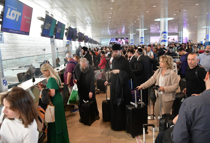 נוסעים מחכים בתורים בנתב"ג (צילום:  אבשלום ששוני)