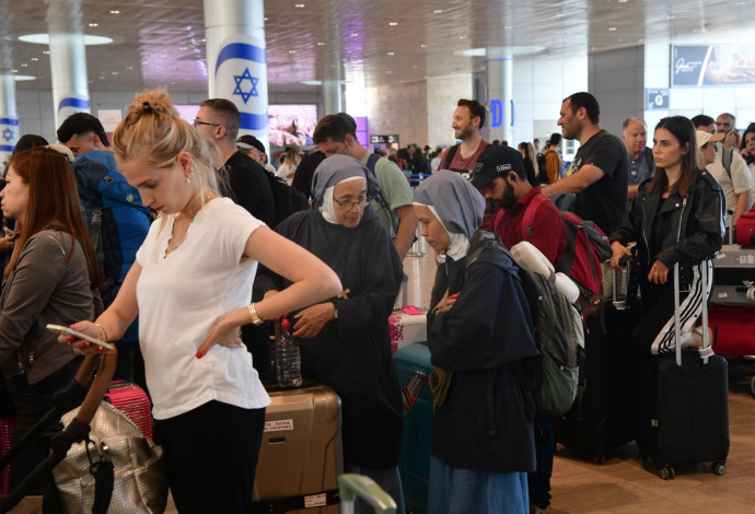 נוסעים תקועים בנתב"ג (צילום:  אבשלום ששוני)