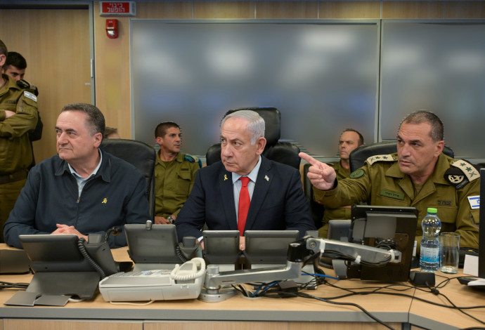 רא"ל אייל זמיר, בנימין נתניהו, ישראל כ"ץ. מתוך הבור של חיל האויר במהלך התקיפות בתימן (צילום:  מעיין טואף/לע״מ)