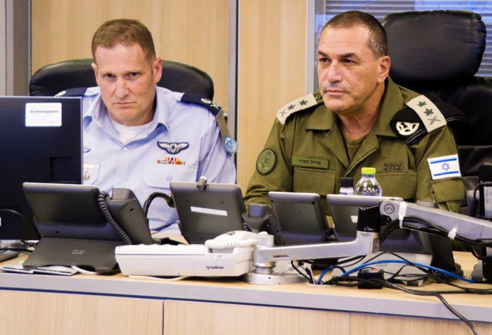 הרמטכ"ל אייל זמיר ומפקד חיל האוויר תומר בר (צילום:  דובר צהל)