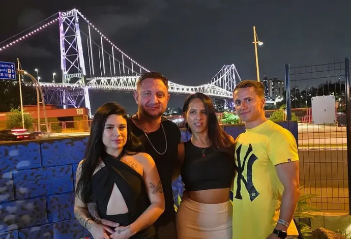 הזוגות ביחד - משפחה פוליאמורית מאושרת (צילום:  Jam Press)