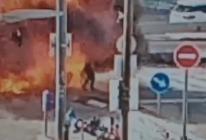 פיצוץ המטען על הגרר ברחוב שוקן  (צילום:  צילום מסך דוברות המשטרה)