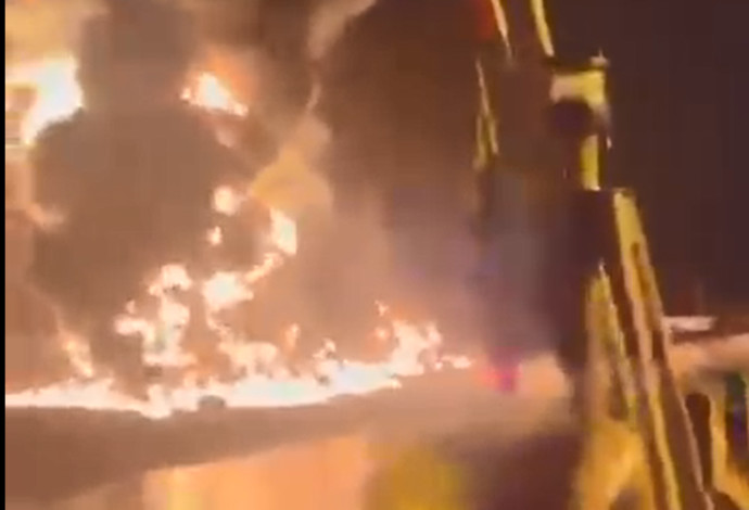 התקיפה בנמל חודיידה (צילום:  רשתות ערביות)
