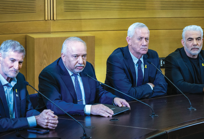יאיר לפיד, בני גנץ, אביגדור ליברמן ויאיר גולן במסיבת עיתונאים בשנה שעברה  (צילום:  יונתן זינדל, פלאש 90)