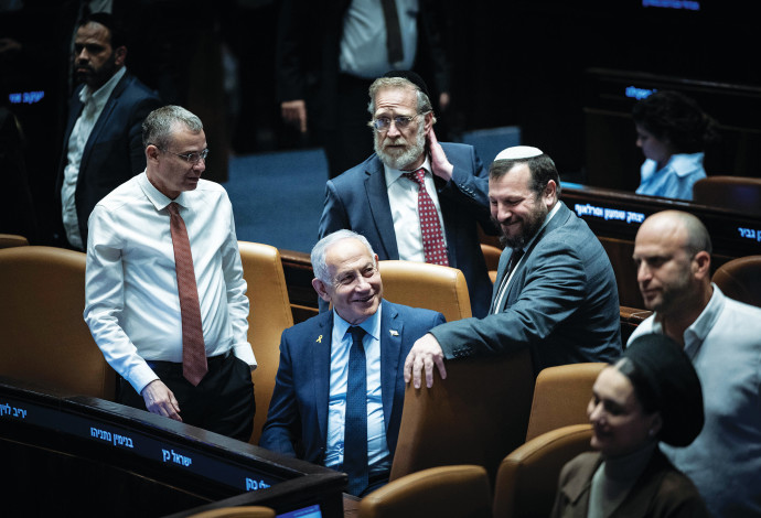 נתניהו עם חברי קואליציה בכנסת השנה (צילום:  יונתן זינדל, פלאש 90)