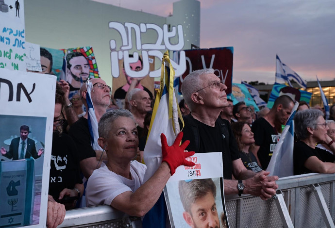 הפגנה נגד הממשלה בכיכר הבימה (צילום:  אבשלום ששוני)
