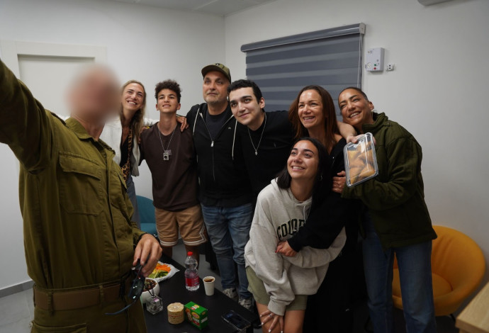 עידן אלכסנדר עם משפחתו בנקודת המעבר (צילום:  דובר צהל)