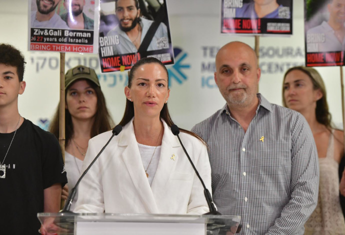 משפחתו של עידן אלכסנדר בבית החולים (צילום:  אבשלום ששוני)