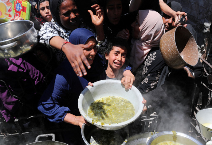 תור לאוכל בעזה, בית להיא (צילום:  REUTERS/Mahmoud Issa)