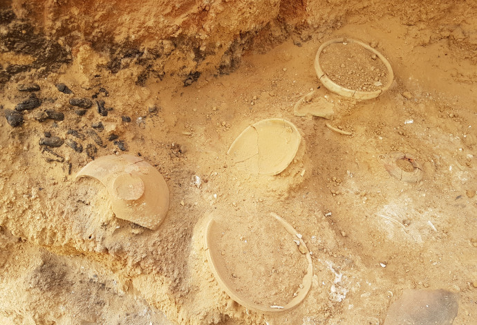 קערות חרס אשר שימשו כנראה כחלק מסעודה הקשורה לקבורה (צילום:  רשות העתיקות,סבטלנה טליס)