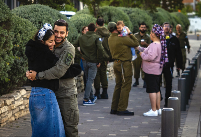לוחמי מילואים נפרדים מבני משפחותיהם  (צילום:  חיים גולדברג פלאש 90)