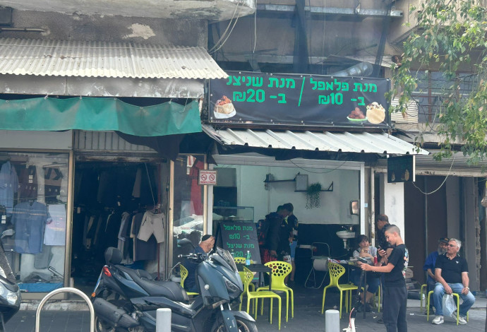 האצ"ל 4 בשכונת התקווה - פלאפל ב-10 שקלים, שניצל ב-20 (צילום:  מאיה כהן)