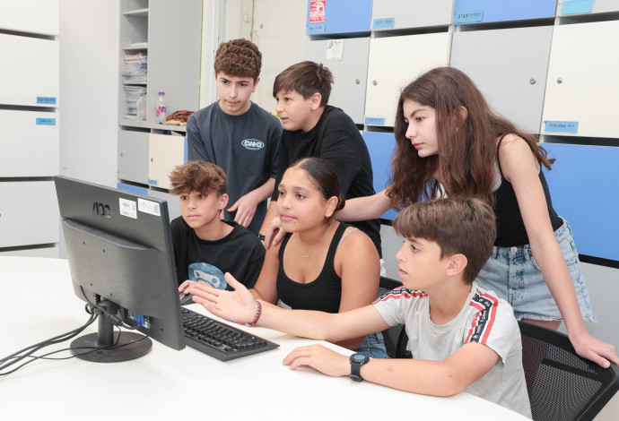 תלמידי כיתה ז' מחטה"ב עירוני ד' תל אביב המשתתפים בחידון (צילום:  עופר עמרם)