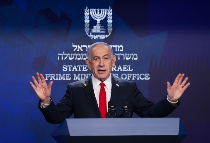 ראש הממשלה בנימין נתניהו במסיבת עיתונאים. 21.5.25 (צילום:  אלכס קולומויסקי, פול)