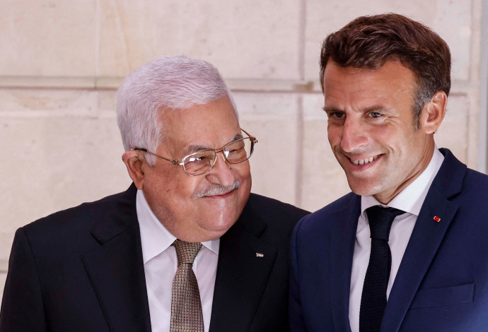 עמנואל מקרון, מחמוד עבאס (צילום:  Ludovic Marin/Pool via REUTERS)