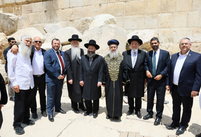 הרבנים הראשיים לישראל, שרים ורשות העתיקות בכותל המערבי  (צילום:  הקרן למורשת הכותל המערבי)