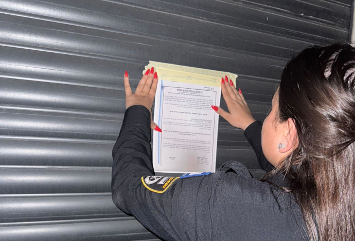 סגירת בית עסק בו נתפסו שב"חים בבאר שבע (צילום:  דוברות המשטרה)