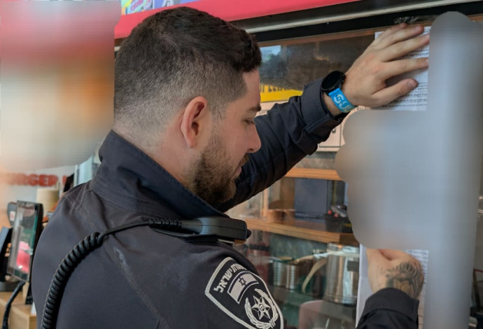 צו סגירה למסעדת פיקנסין (צילום:  דוברות המשטרה)