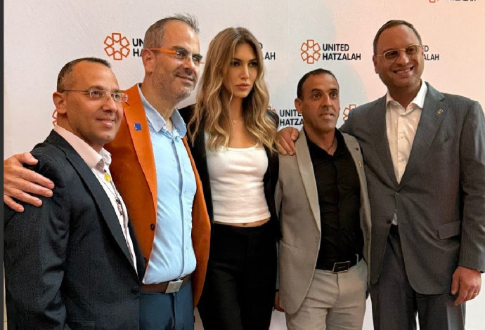 אלי שרעבי והמארחים אדאורד ונטלי היסטר אוסטד ולאלי ביר  (צילום:  Chris Taggart)