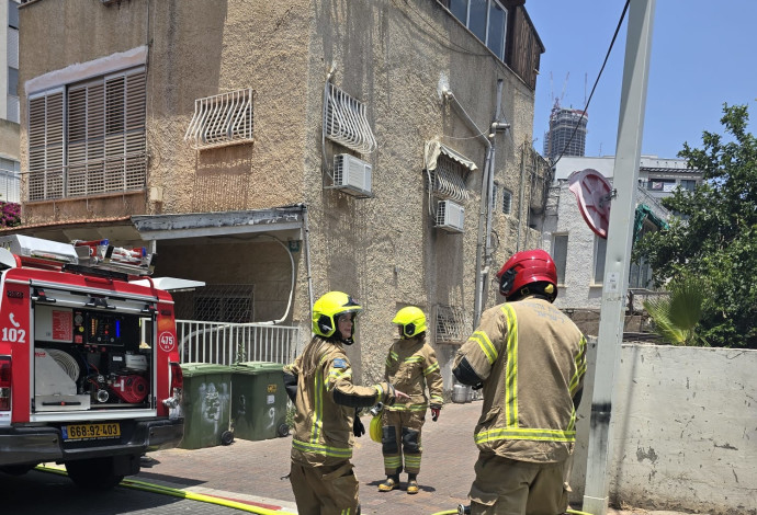 בדירה ברחוב הפלמ"ח בגבעתיים (צילום:  דוברות כיבוי והצלה)