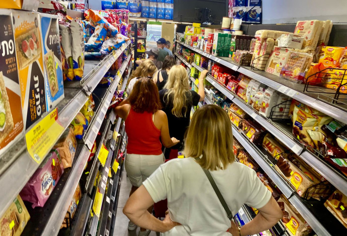 עומס בסופר (צילום:  אבשלום ששוני)