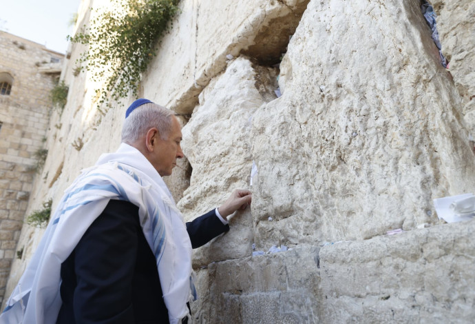 בנימין נתניהו בכותל (צילום:  זיו קורן)
