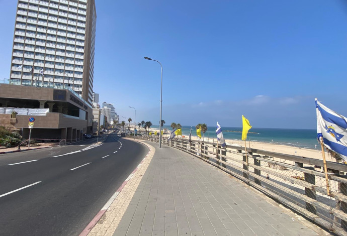 חוף ים ריק. תל אביב בבוקר המתקפה על איראן (צילום:  אבשלום ששוני)