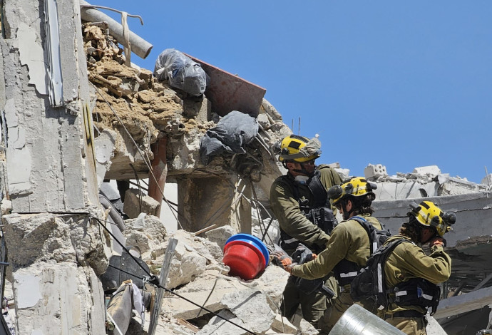זירת הפגיעה הישירה בבת ים (צילום:  אלון חכמון)