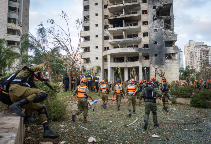פגיעת הטיל האיראני בבניין בפתח תקווה (צילום:  חיים גולדברג, פלאש 90)