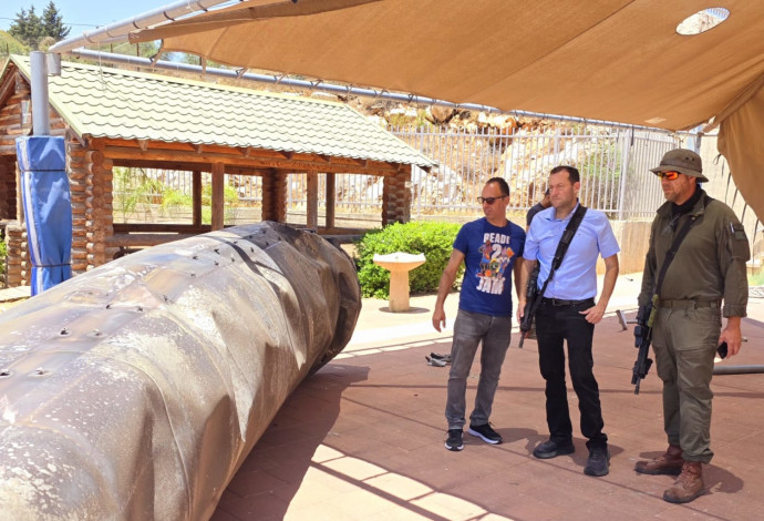יוסי דגן ליד שבר טיל איראני (צילום:  דוברות מועצת שומרון)
