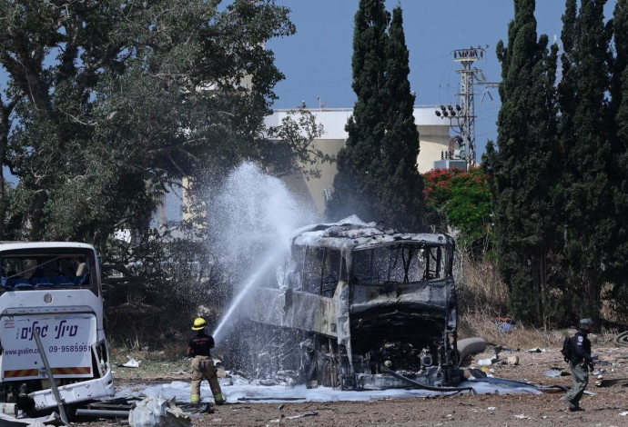 הפגיעה הישירה במרכז (צילום:  אבשלום ששוני)