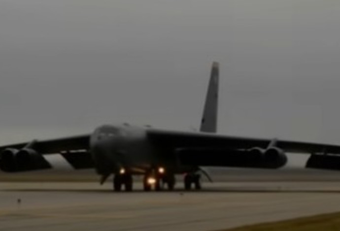 המפציץ האמריקאי B-52  (צילום:  צילום מסך, יוטיוב)
