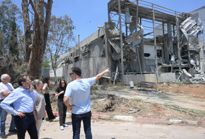 נשיא המדינה הרצוג ביקר במכון ויצמן לאחר הפגיעה הישירה (צילום:  עמוס בן גרשום/לע״מ)