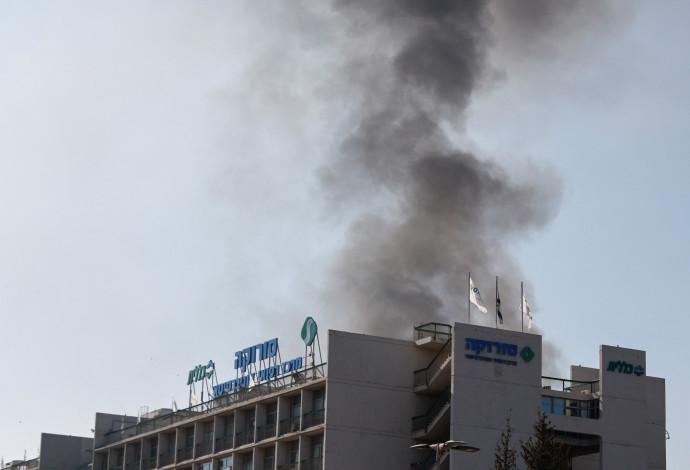 פגיעה ישירה בבית החולים סורוקה (צילום:  רויטרס)