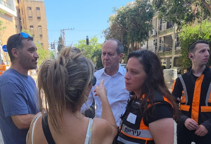 ברקת מבקר בזירת הפגיעה ברמת גן (צילום:  דוברות עיריית רמת גן)