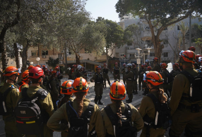 כוחוחת פיקוד העורף בזירת נפילה (צילום:  דובר צה"ל)