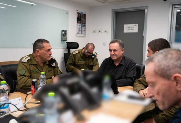 הערכת מצב- ישראל כ"ץ והרמטכ"ל אייל זמיר (צילום:  אריאל חרמוני, משרד הביטחון)