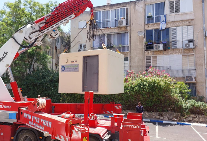 הצבת מיגונית ברמת גן (צילום:  רענן כהן, הקרן לידידות)