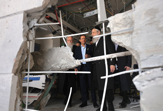 הרצוג בביקור בזירת הנפילה בתל אביב (צילום:  חיים צח לע"מ)