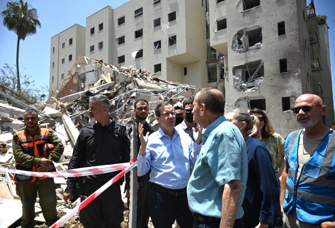 הרצוג וחולדאי בביקור בזירת הנפילה בתל אביב (צילום:  חיים צח לע"מ)