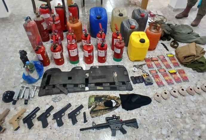 ציוד ונשק שנתפסו במעבדה לייצור מטענים (צילום:  דוברות המשטרה)