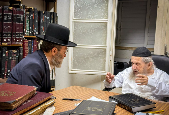 ח"כ משה גפני בהתייעצות במעונו של הגר"ד לנדו שליט"א בעניינים העומדים על הפרק (צילום:  ללא קרדיט)