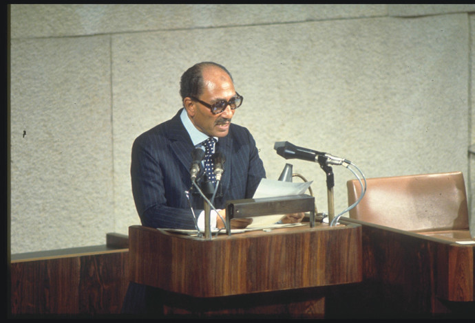 אנואר סאדאת נואם בכנסת (צילום:  יעקב סער, לע"מ)