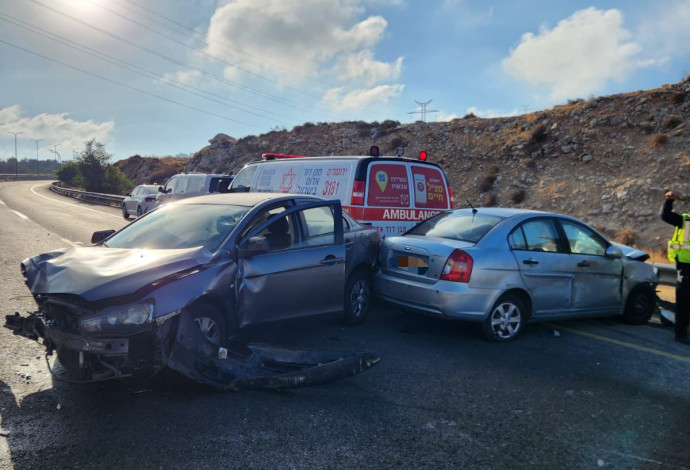 תאונת דרכים (צילום:  תיעוד מבצעי מד''א)