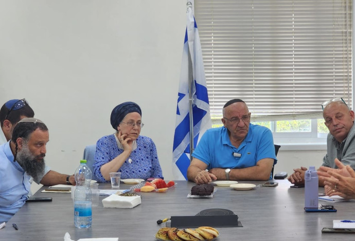  אורית סטרוק בגבול הצפון (צילום:  לשכת השרה)